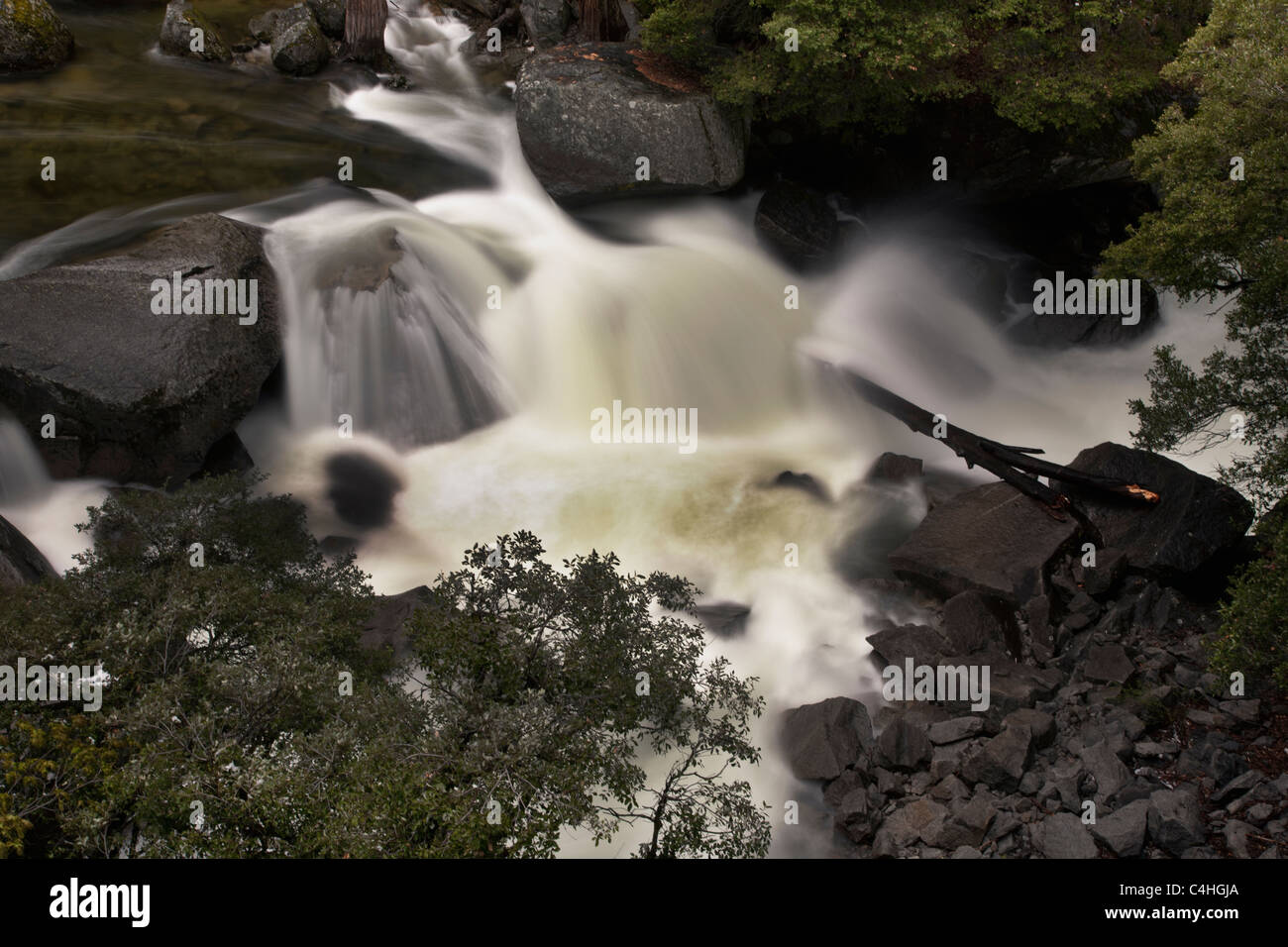 Slow Motion Effekt seidigen Wasser in turbulenten Rapids ab Frühjahr Abfluß in Tenaya Creek Yosemite National Park voll mit Feder Schneeschmelze 2011 fließt Stockfoto