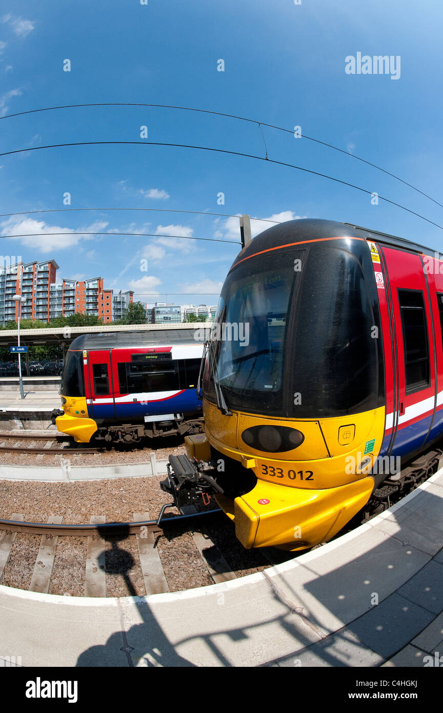 Nahaufnahme von den Fronten zweier Klasse 333 Züge in Northern Rail Lackierung am Bahnhof Leeds in England. Stockfoto