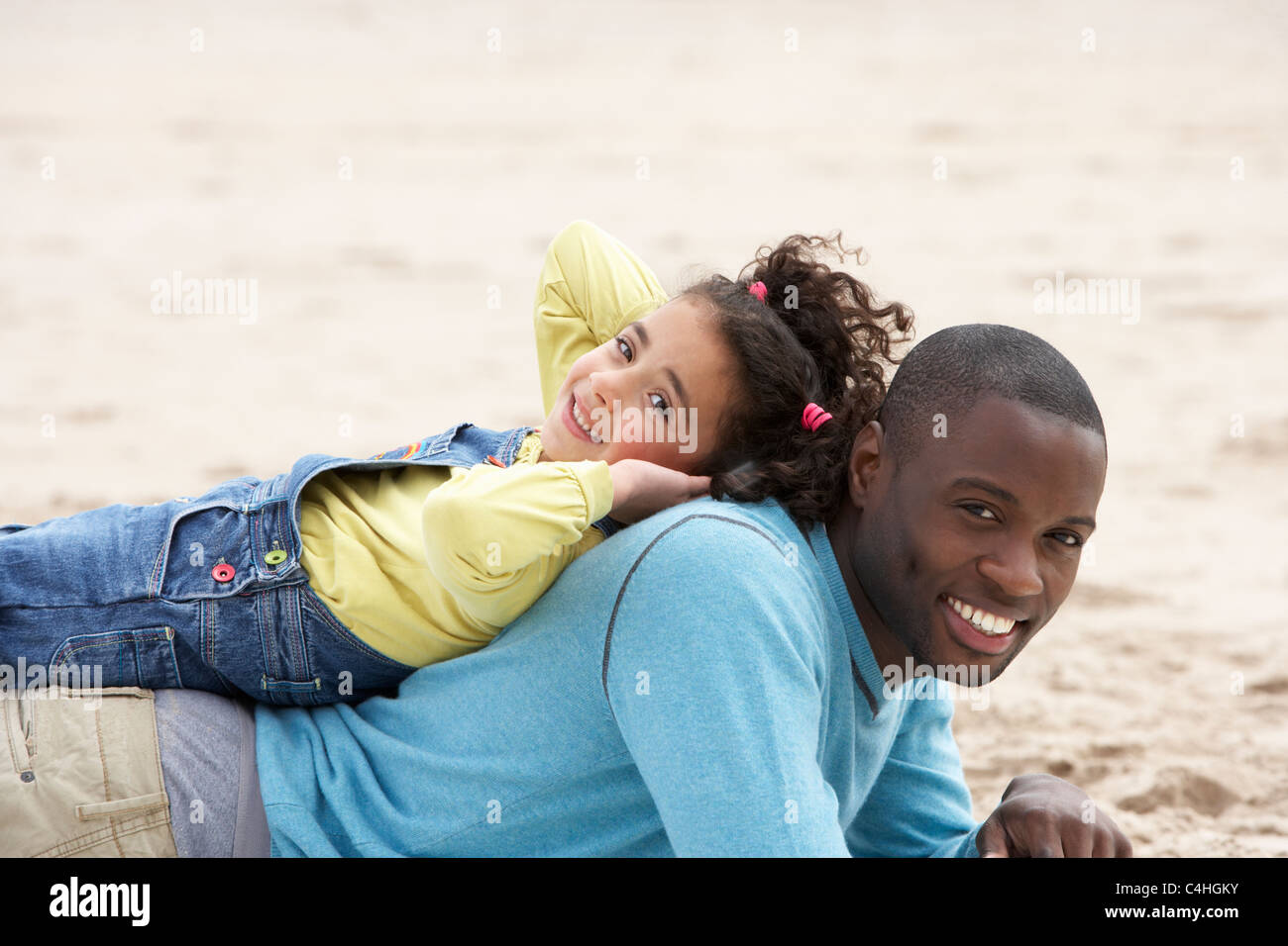 Vater und Tochter am Strand Stockfoto