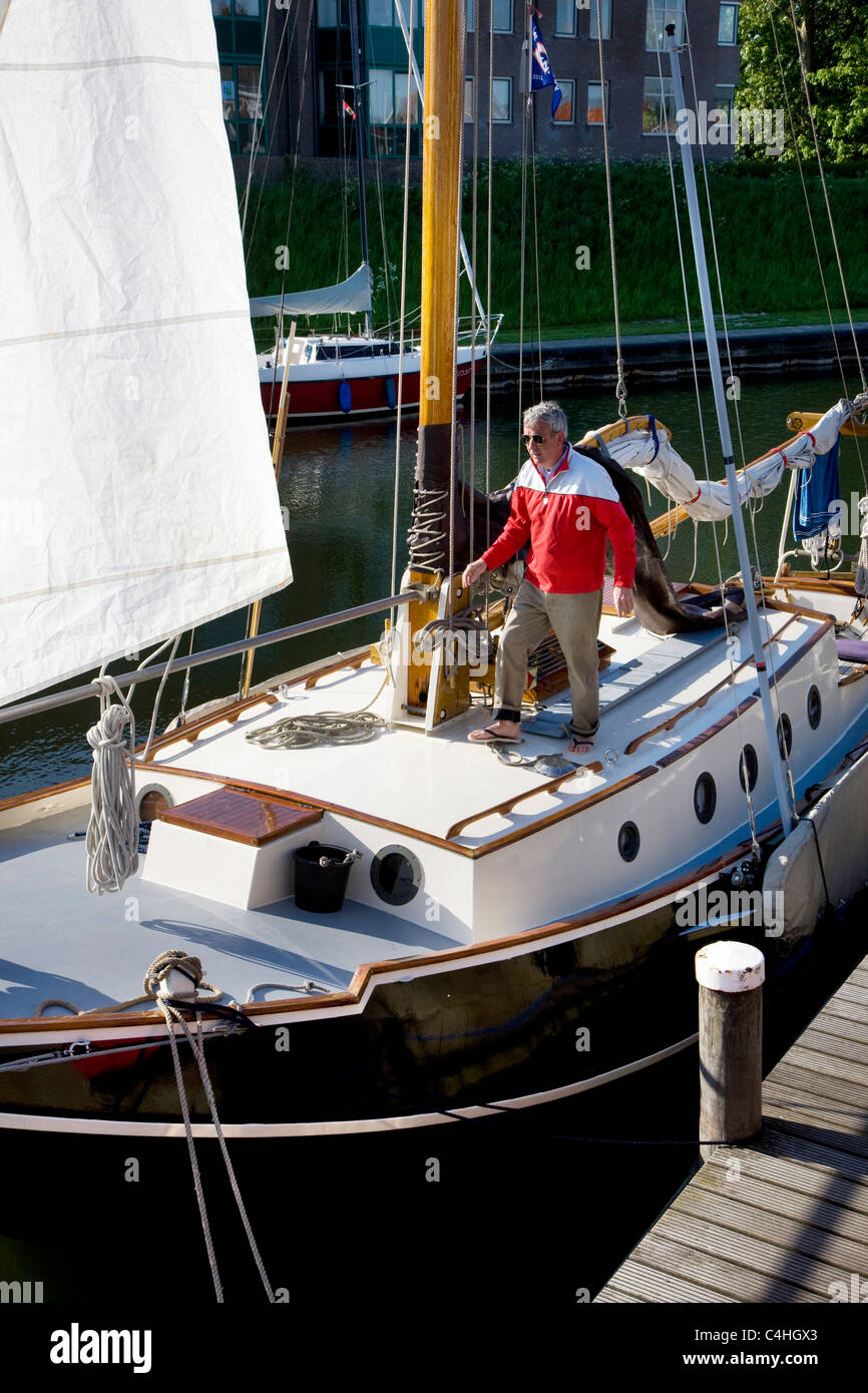 Matrosen an Deck der Segelboot im Hafen Brouwershaven, Zeeland, Niederlande Stockfoto