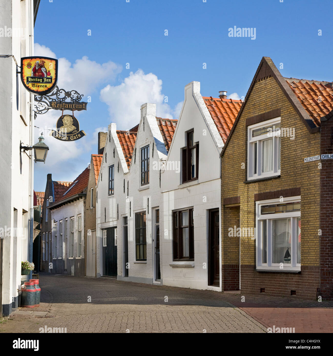 Traditionelle Häuser in der Straße am Brouwershaven, Zeeland, Niederlande Stockfoto