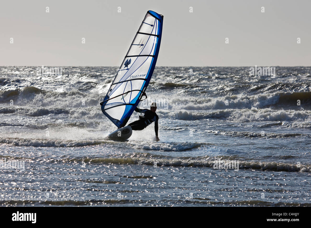 Windsurfer im Neoprenanzug Windsurfen an der Nordsee Stockfoto