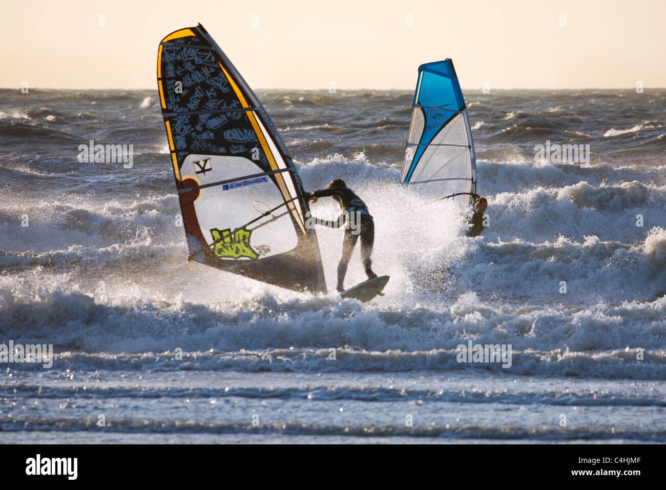 Zwei Windsurfer Windsurfen an der Nordsee Stockfoto