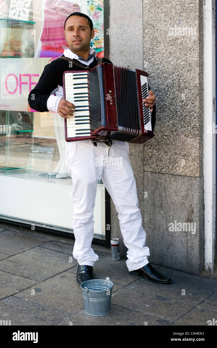 Mann ein Akkordeon in der Straße um Geld spielen Stockfoto