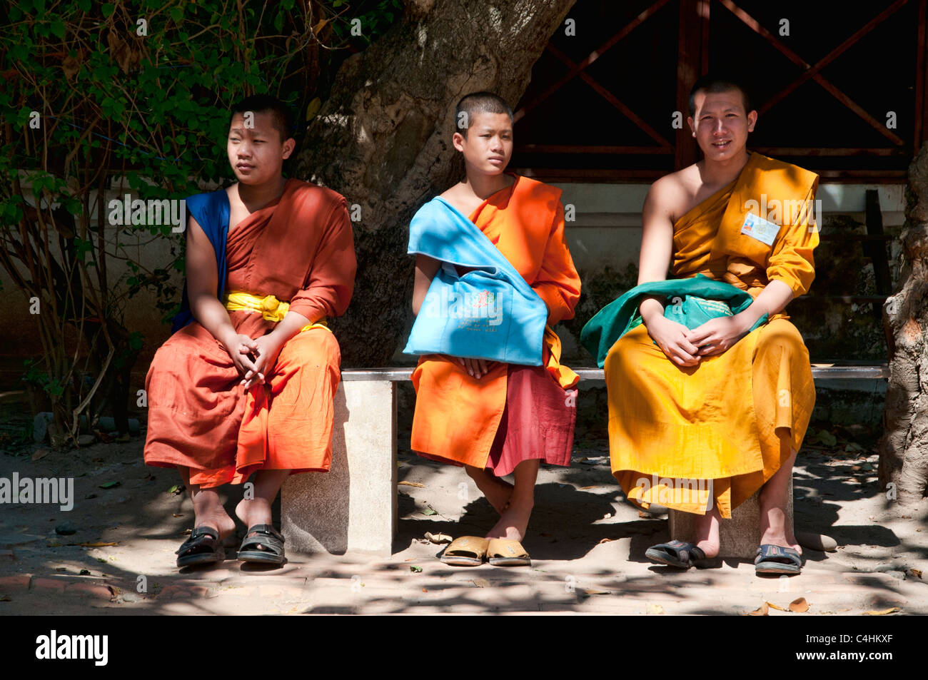 Mönche, die Wartezeit auf den Bus in Luang Prabang, Laos Stockfoto