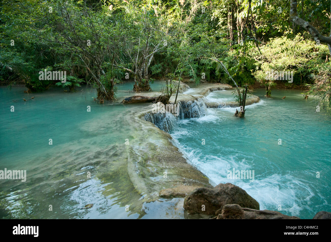 Den Kuang Si Wasserfällen ist eine dreistufige Wasserfall ca. 29 Kilometer (18 Meilen) südlich von Luang Prabang in Laos. Stockfoto
