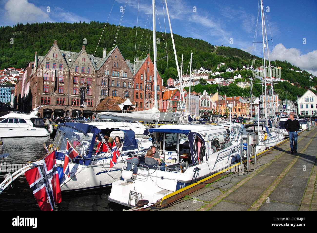 Sportboote vor Anker im Hafen von Bergen, Bergen, Hordaland County, Vestlandet Region, Norwegen Stockfoto