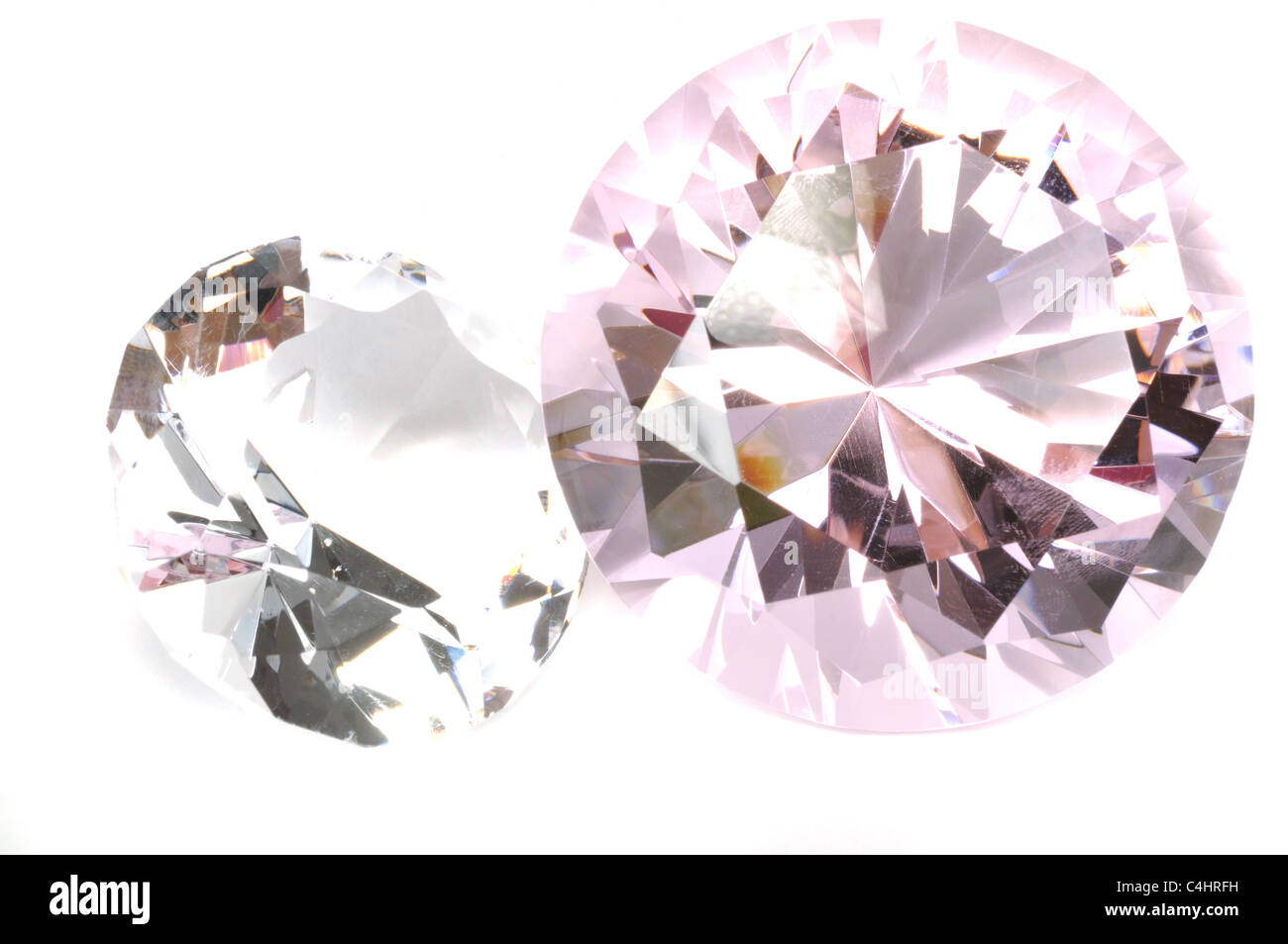 Zwei Diamanten Nahaufnahme, isoliert auf weißem Hintergrund Stockfoto