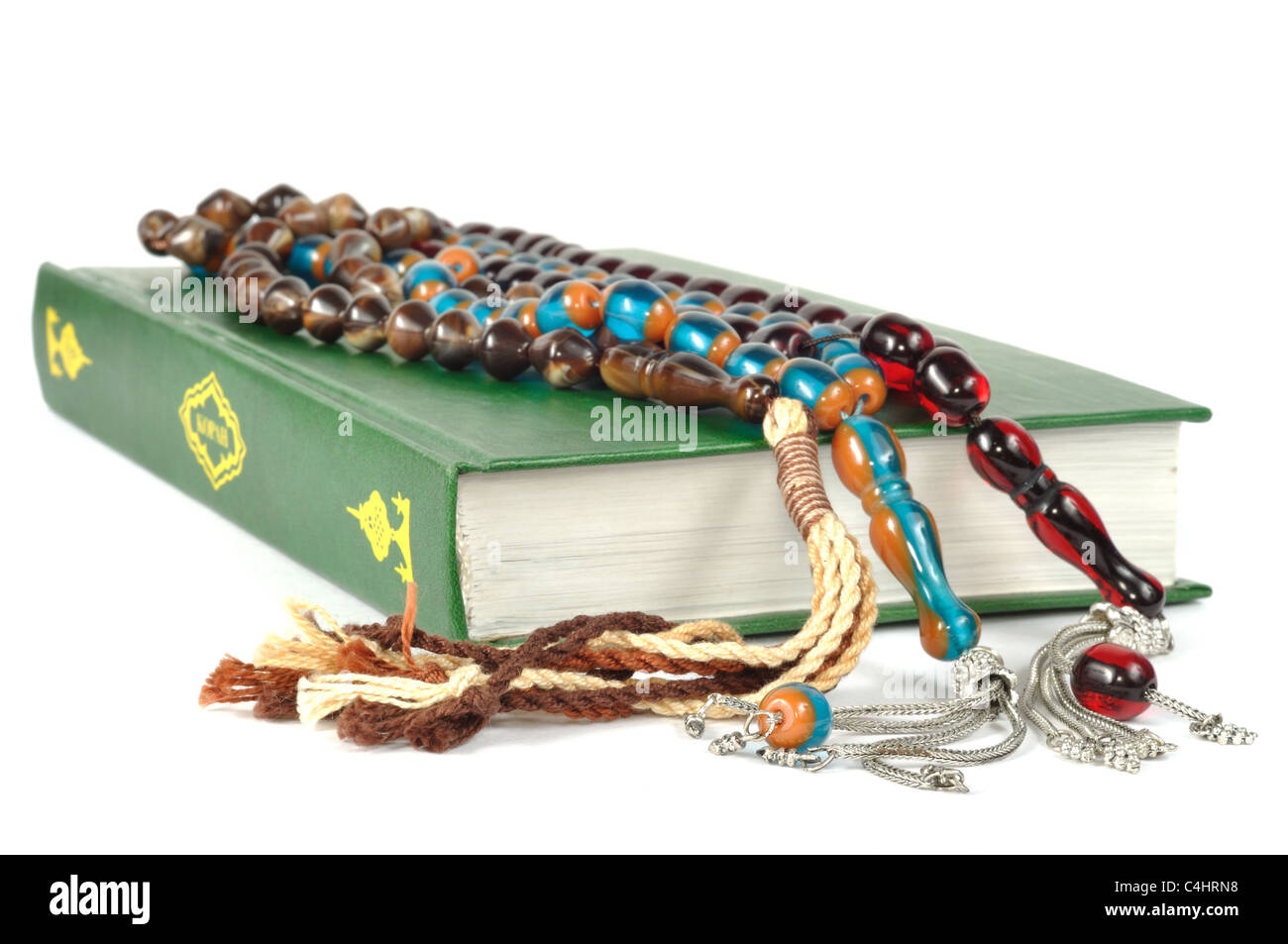 Muslimische Rosenkranz auf der Heilige Koran auf weißem Hintergrund Stockfoto