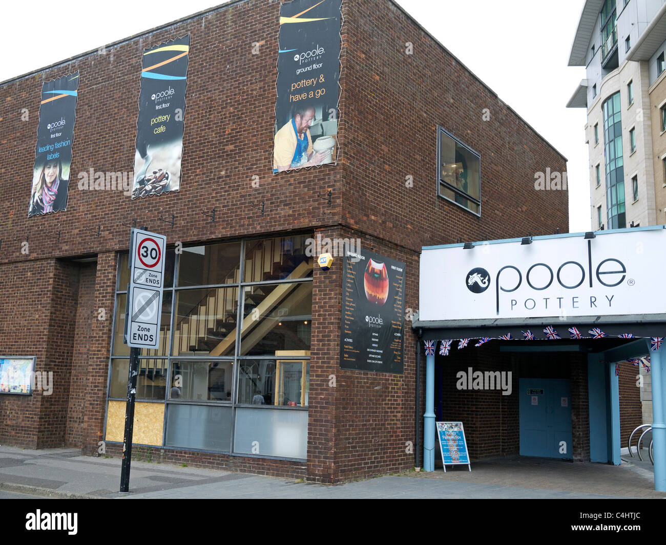 Außenseite des Poole Pottery Shop alten Orchard Street Poole Großbritannien Stockfoto