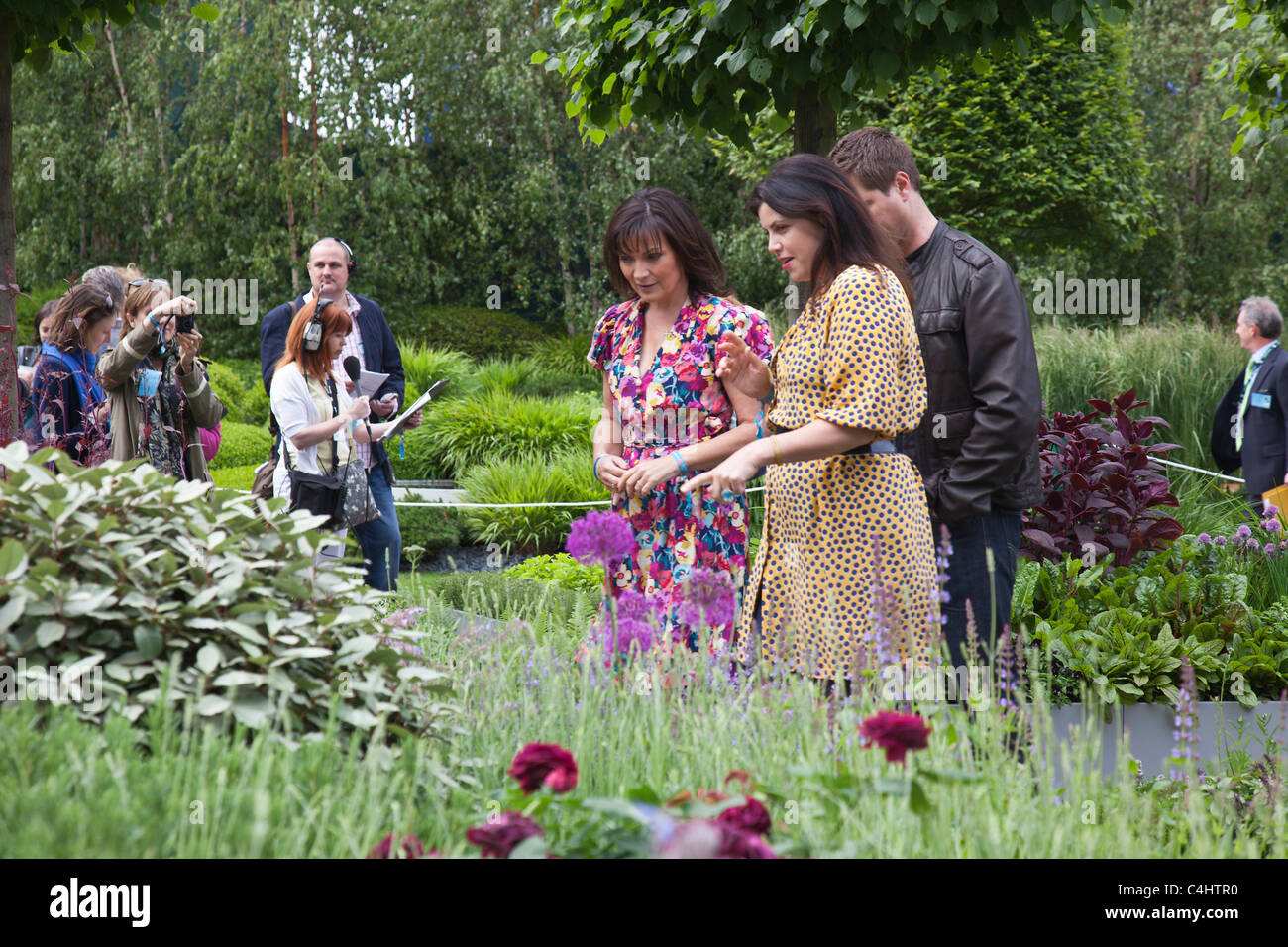 Promi-TV Moderatoren Lorraine Kelly und Kirstie Allsopp und Presse Crew