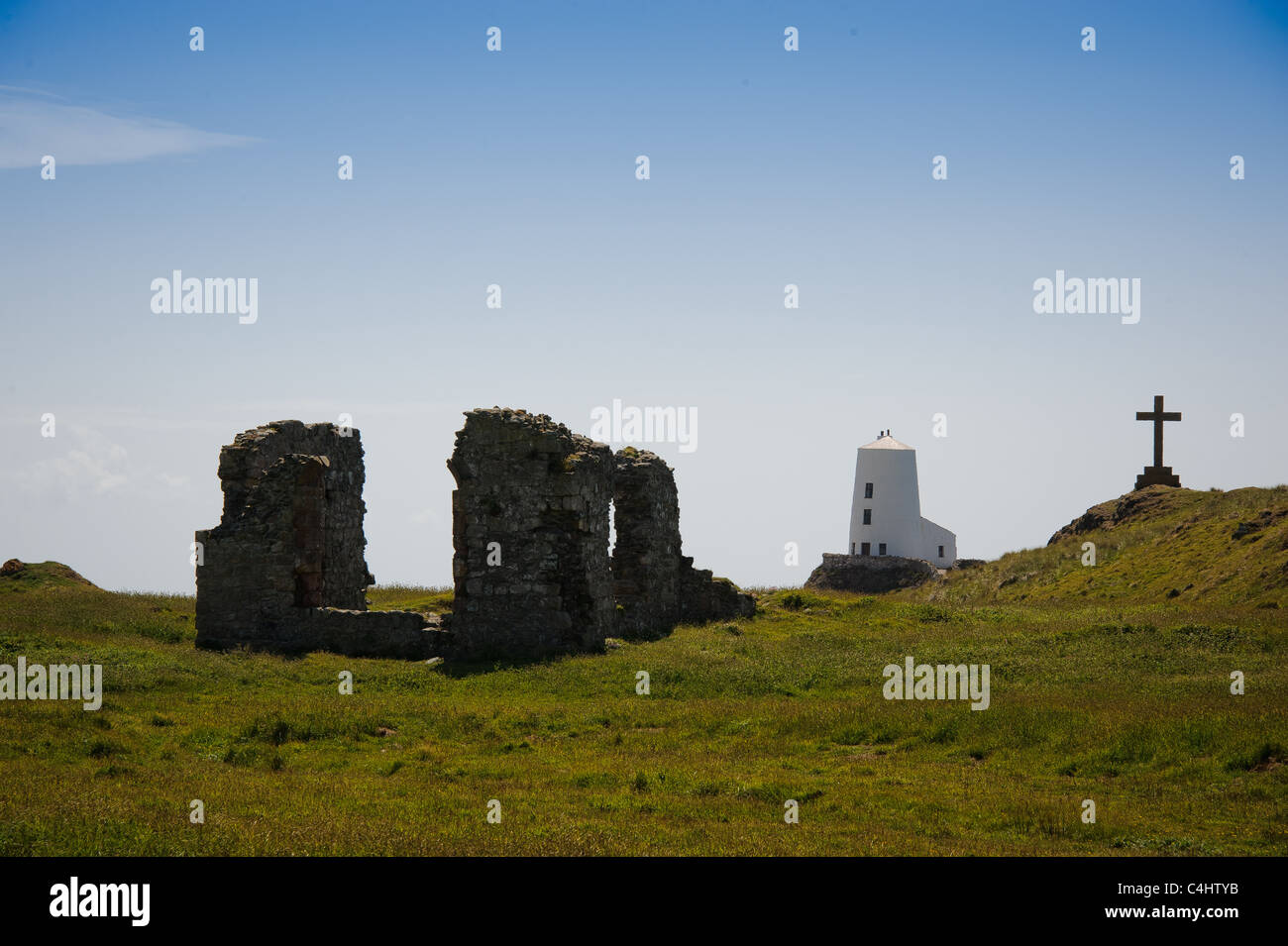 Kirche der Heiligen Dwynwen und Leuchtturm, LLanddwyn Island, Wales Stockfoto