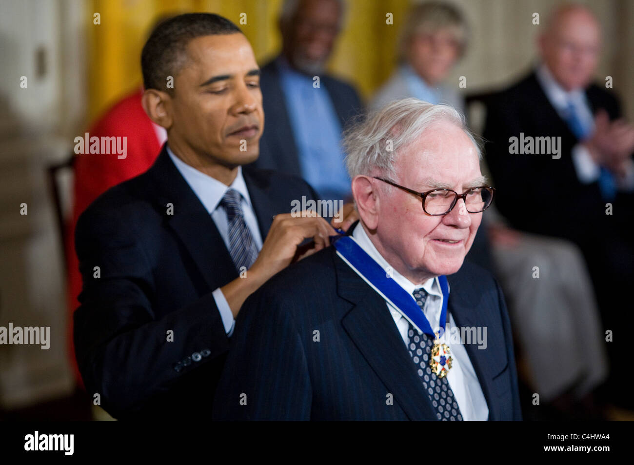 Präsident Barack Obama stellt die Presidential Medal Of Freedom für Warren Buffett. Stockfoto