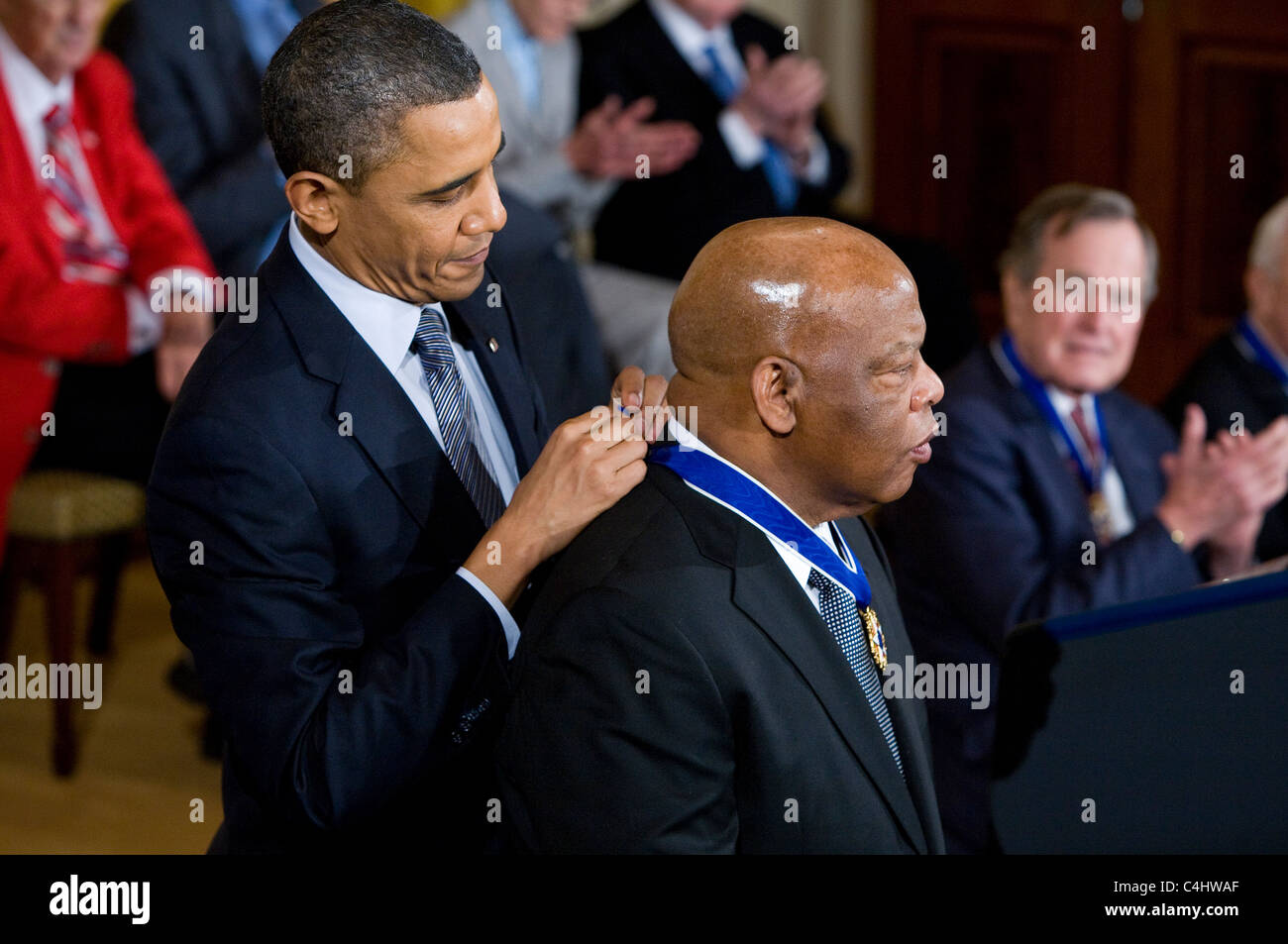 Präsident Barack Obama stellt die Presidential Medal Of Freedom für John Lewis Stockfoto
