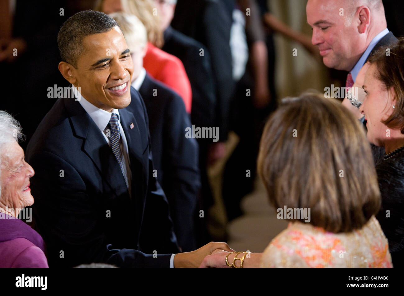 Präsident Barack Obama schüttelt Hände während der Zeremonie der Presidential Medal Of Freedom. Stockfoto