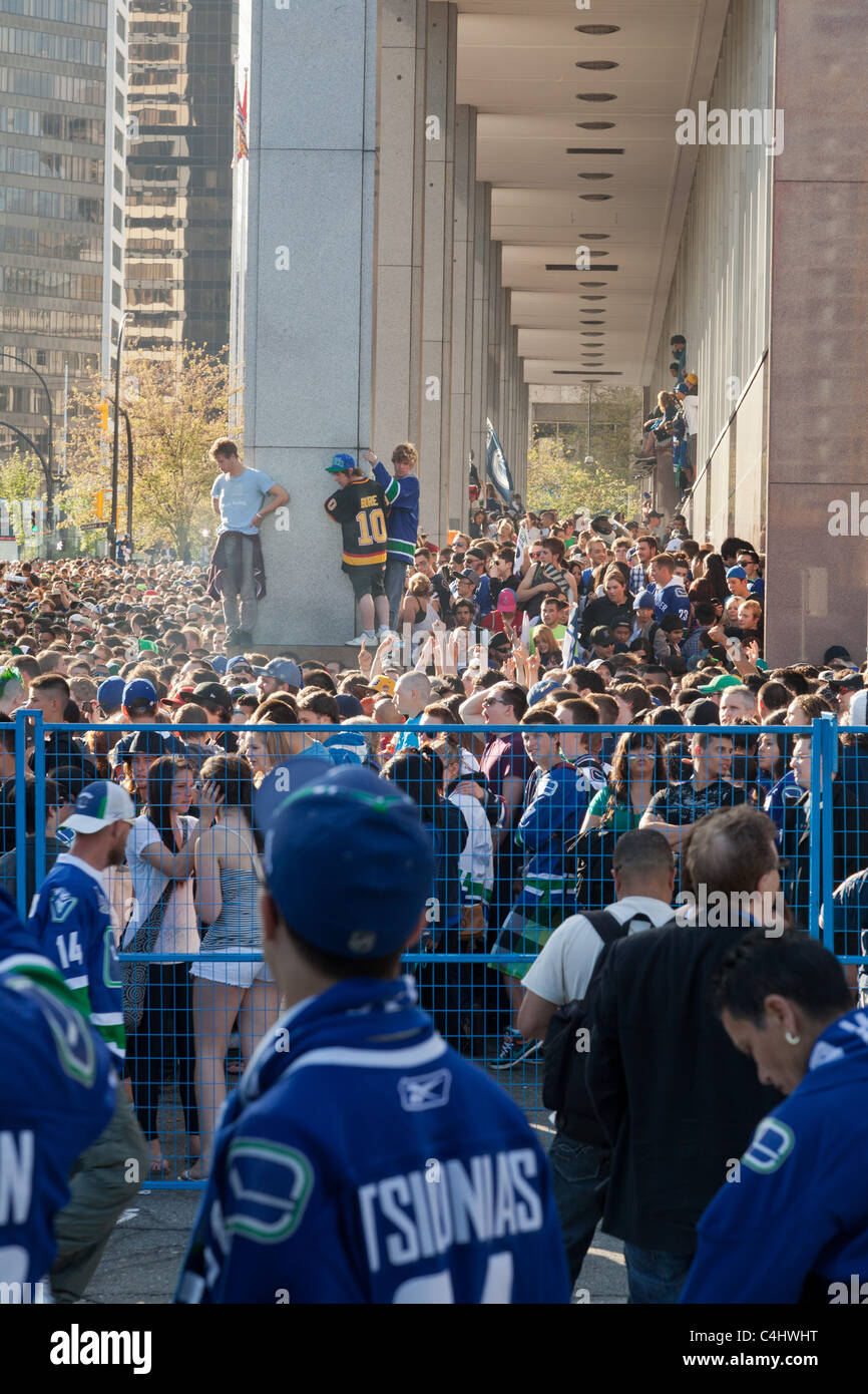 Riesige Massen von Menschen stopfen in den Straßen, die Eishockey Spiel Innenstadt auf Bildschirmen alle gesteuert durch Umzäunung zu sehen Stockfoto