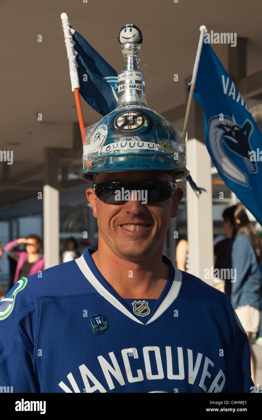 Glücklich Eishockeyfan in Vancouver außerhalb mit Jersey und geschmückten Hut in Spiel 7 der Stanley Cup playoffs Stockfoto