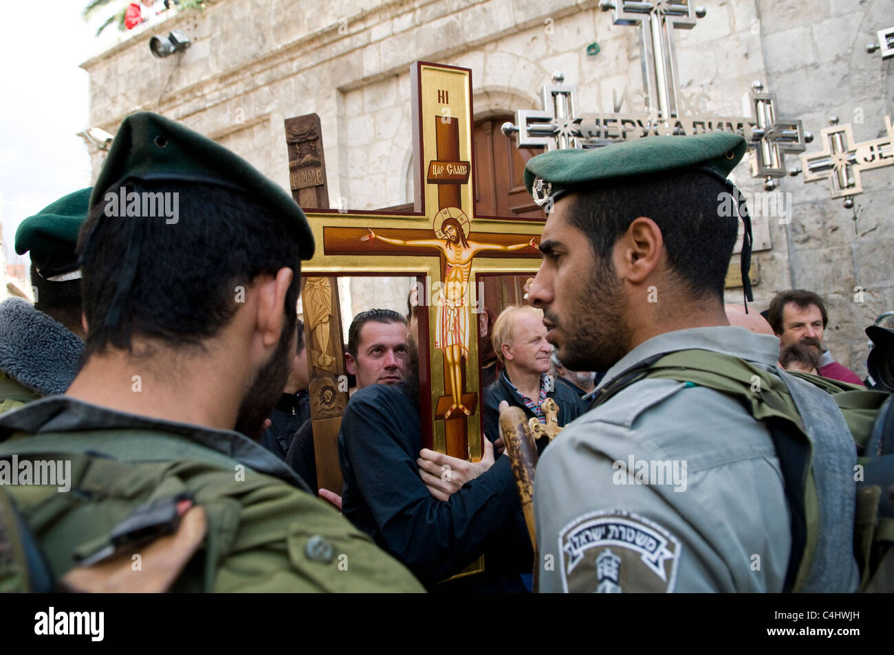 Israelische Grenzpolizei sichern "Karfreitagsprozession" in der Via Dolorosa in der Altstadt von Jerusalem. Stockfoto