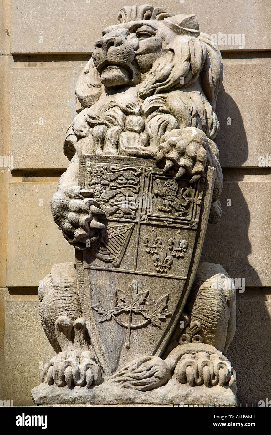 Eine steinerne Statue eines königlichen Löwen, die heraldischen Schild von Kanada in seinen Pranken. Stockfoto