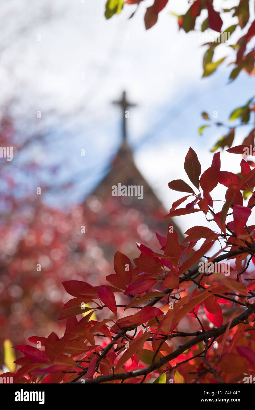 Kirche oder Kapelle durch rote Herbst Herbstlaub Stockfoto