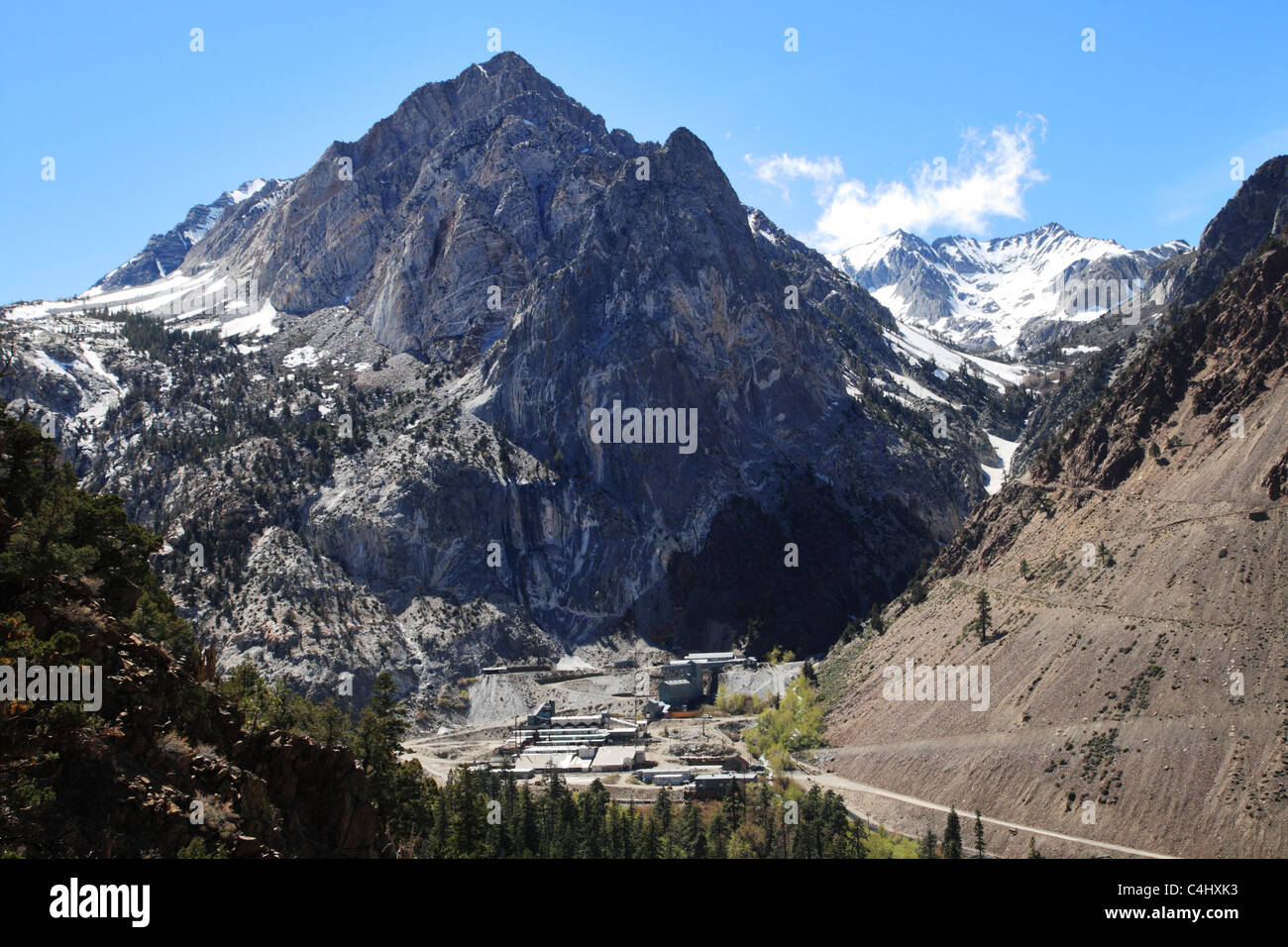 Pine Creek Mine Gebäuden am Fuße von Wheeler Crest in den Sierra Nevada Bergen Stockfoto