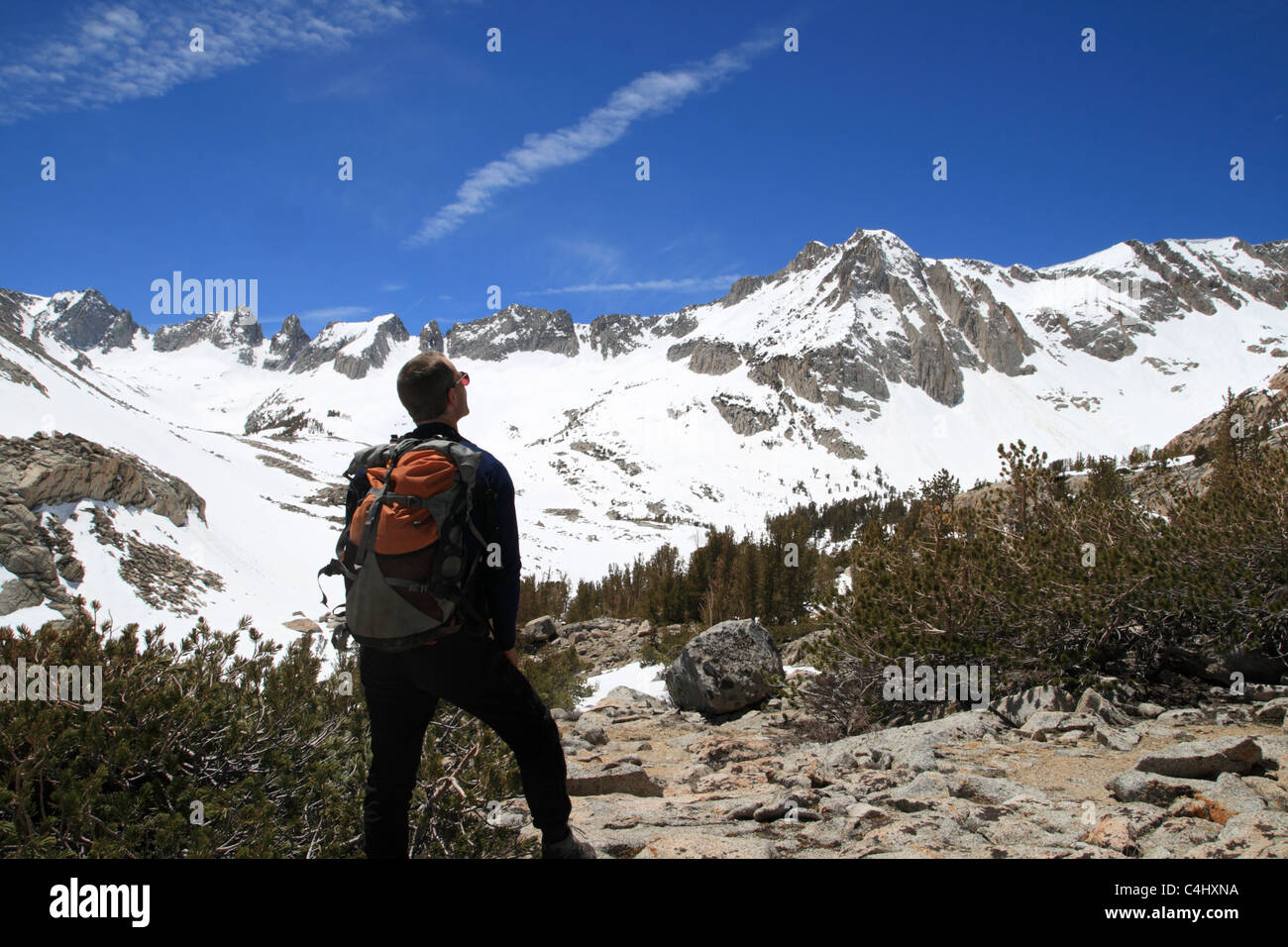 die Rückseite der männliche Blick auf verschneiten Sierra Mountains backpacker Stockfoto