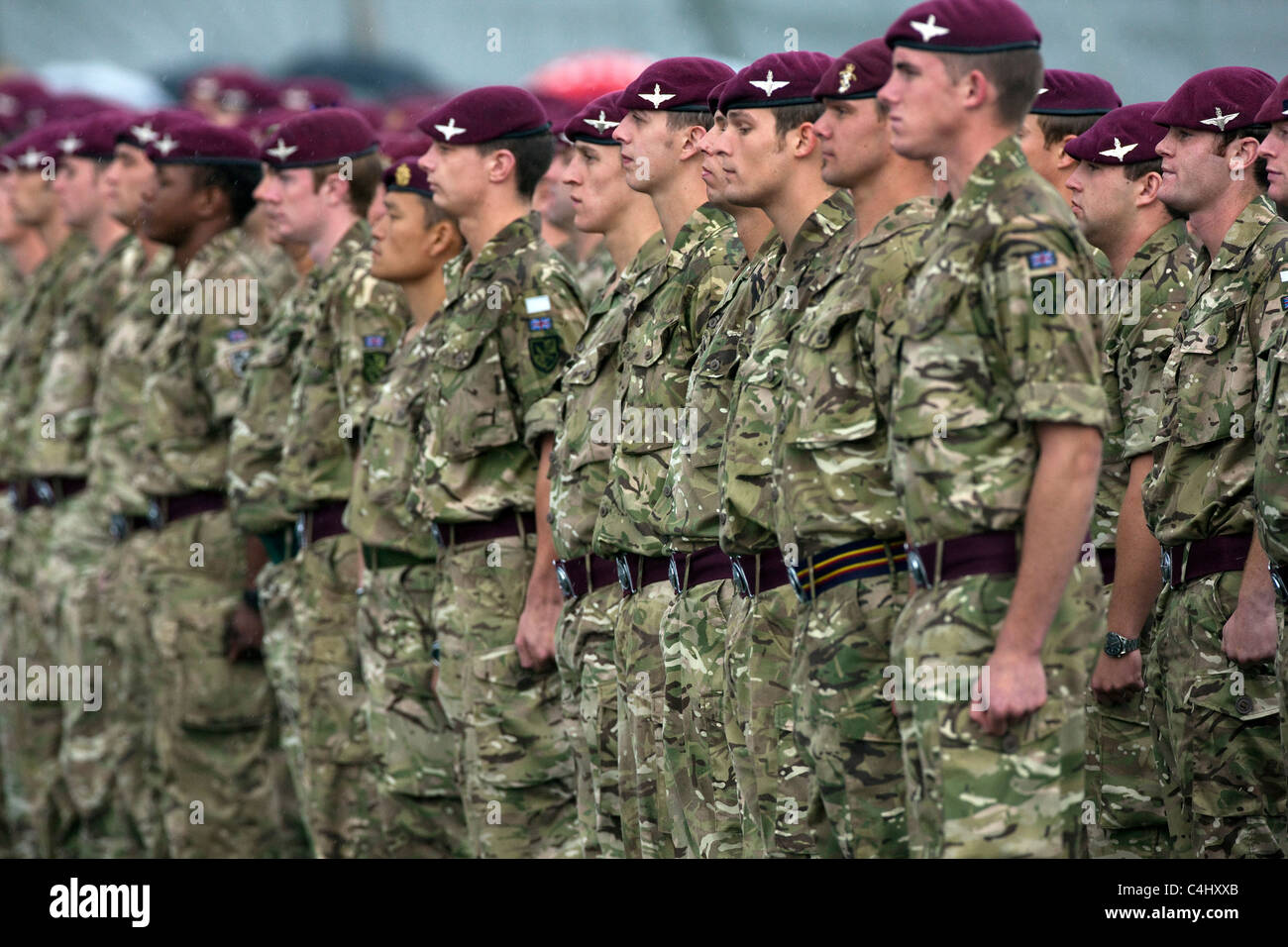 Das Fallschirm-Regiment erhalten Afghanistan Kampagne Medaillen von Prinz Charles und Camilla Duchess of Cornwall Stockfoto