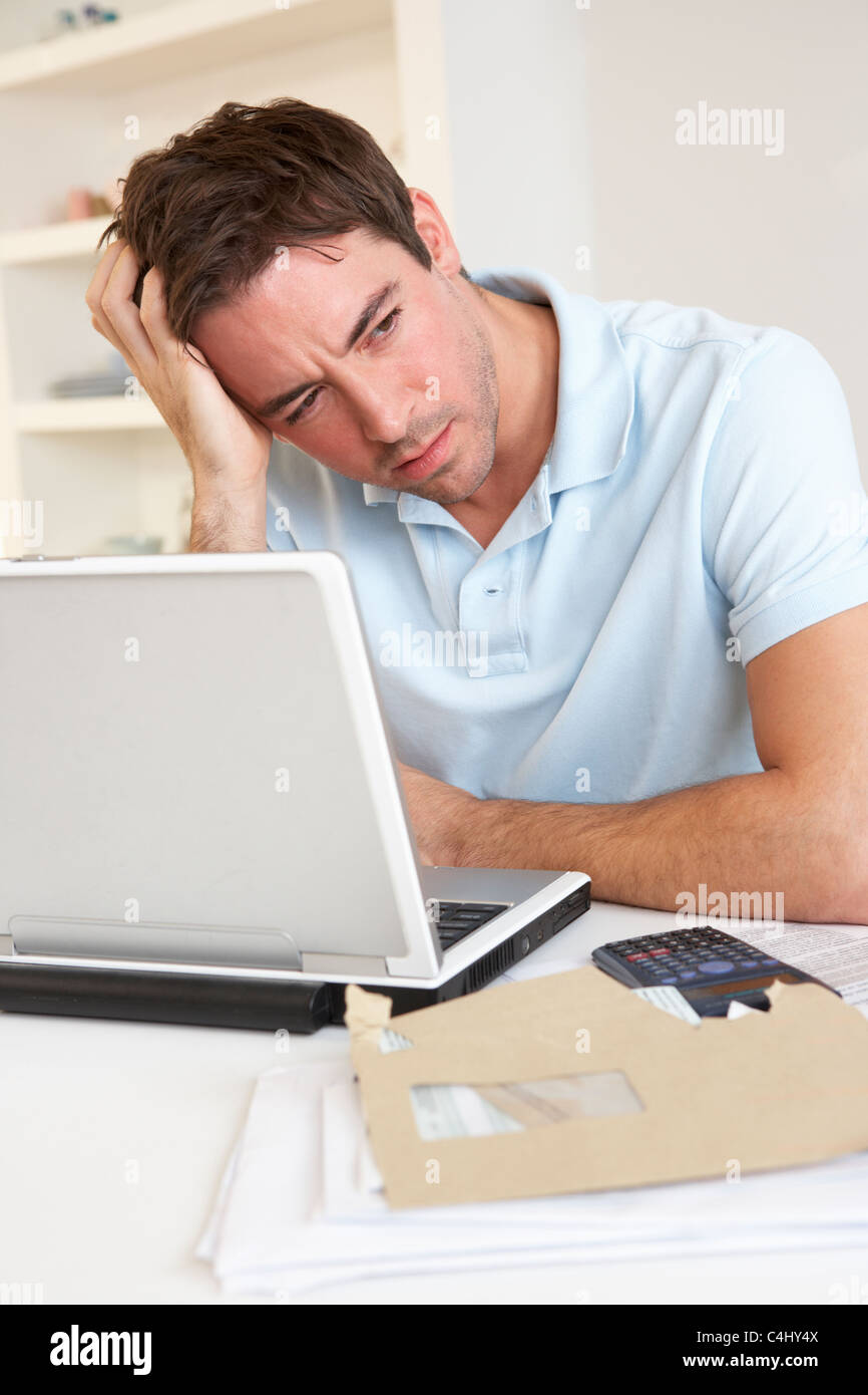 Junger Mann mit Laptop-computer Stockfoto