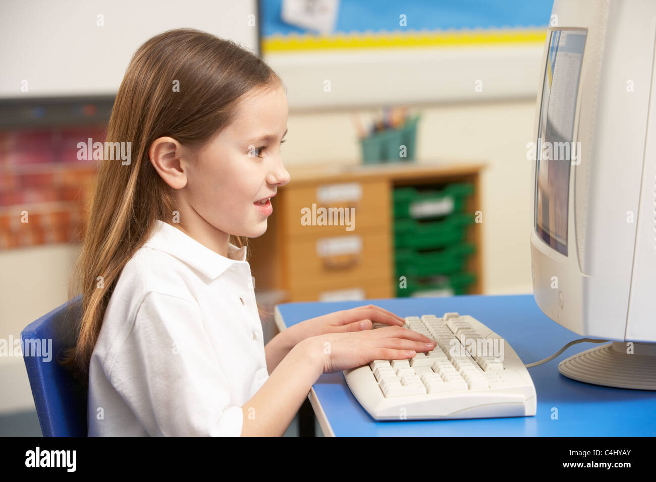 Schulmädchen In IT-Klasse mit Computer Stockfoto