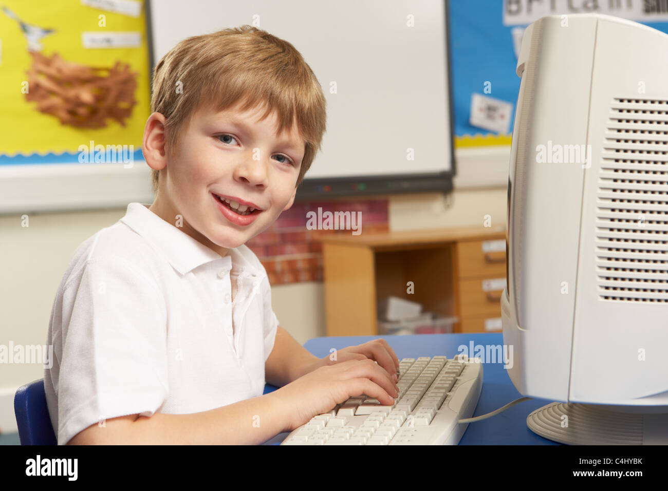 Schuljunge In IT-Klasse mit Computer Stockfoto