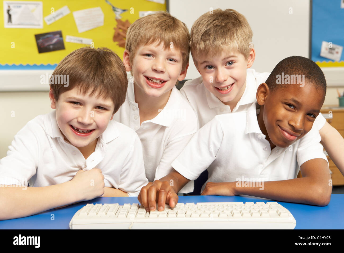 Schulkinder in es Klasse mit Computern Stockfoto