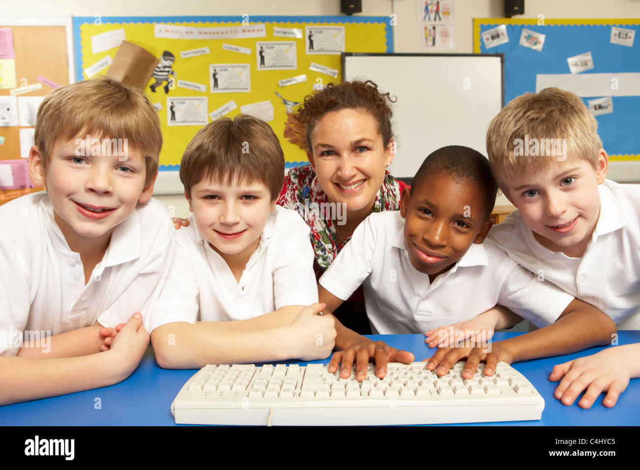 Schulkinder in IT-Klasse verwenden Computer mit Lehrer Stockfoto