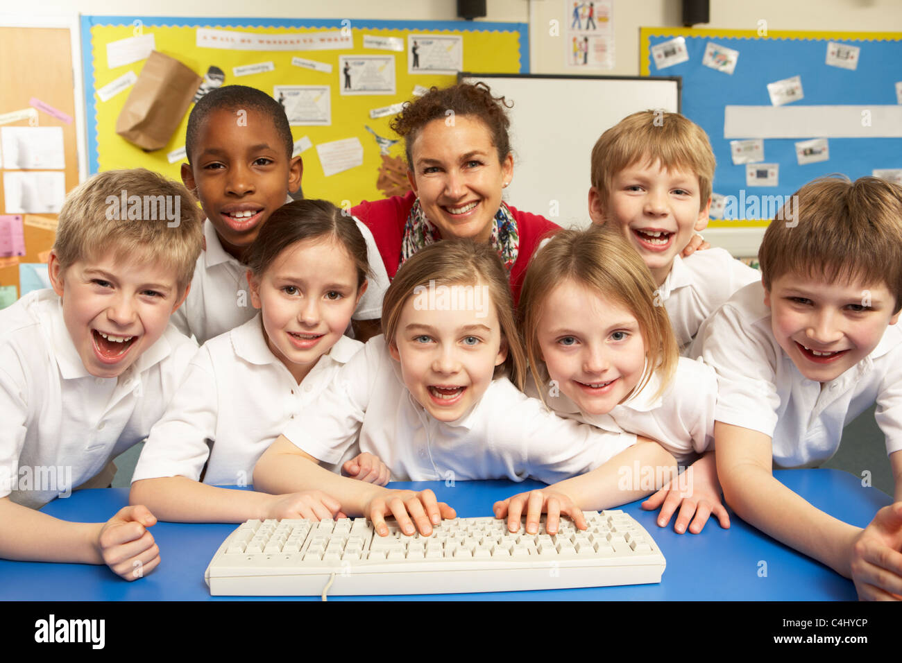 Schulkinder in IT-Klasse verwenden Computer mit Lehrer Stockfoto