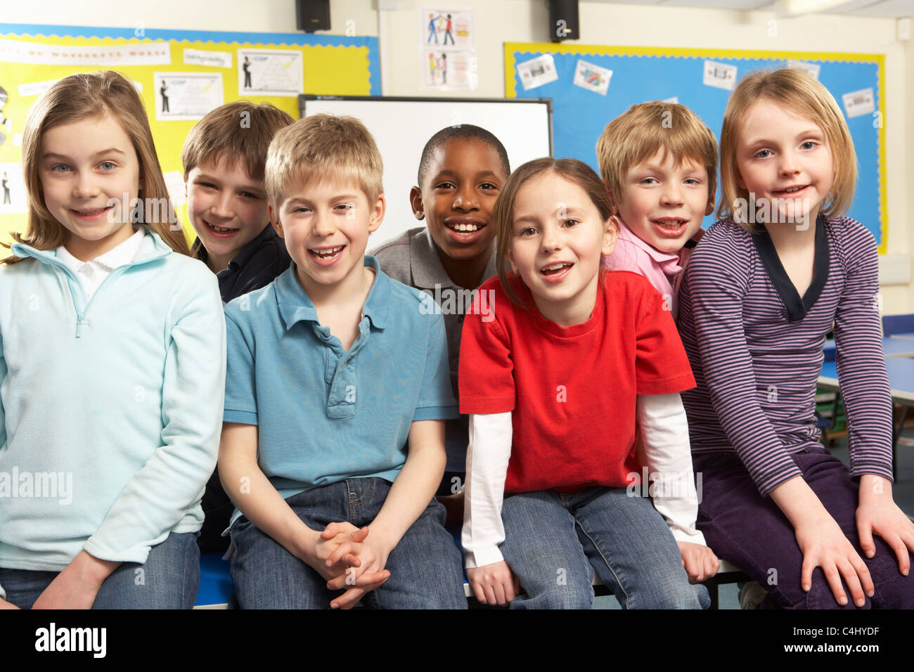 Schülerinnen und Schüler im Klassenzimmer Stockfoto