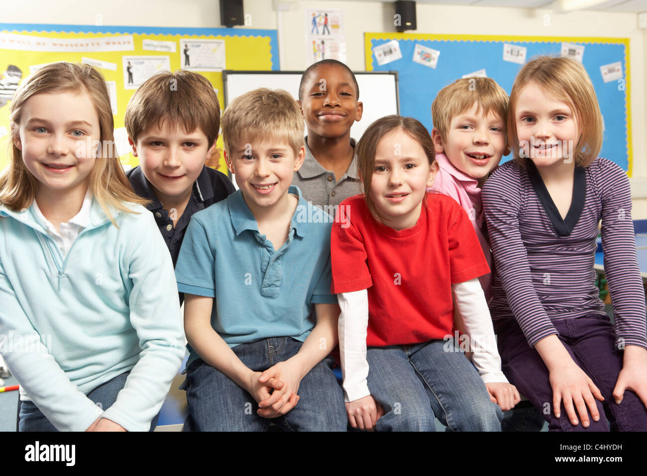 Schülerinnen und Schüler im Klassenzimmer Stockfoto