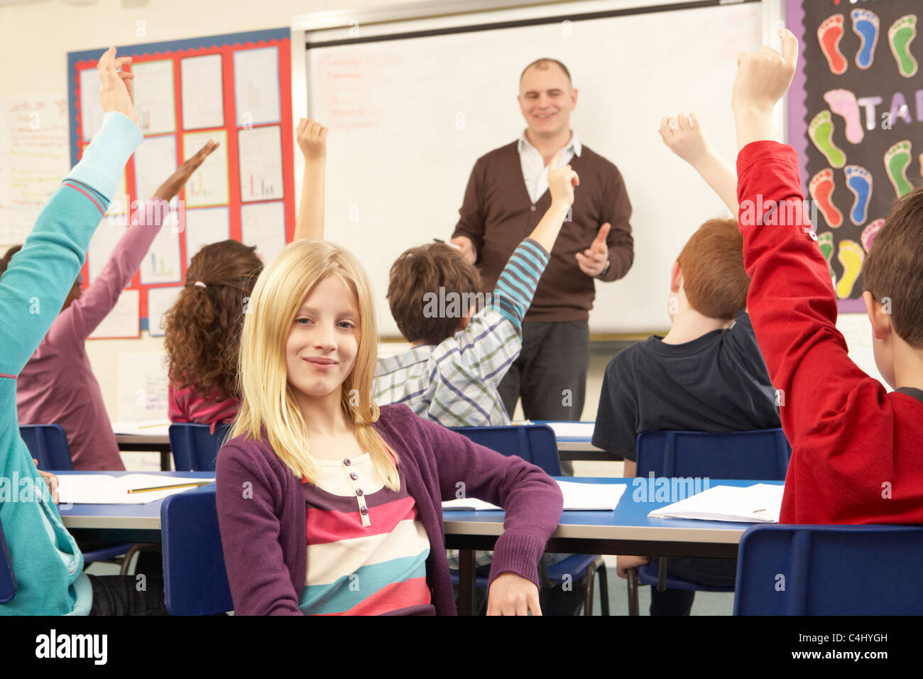 Schülerinnen und Schüler im Klassenzimmer mit Lehrer studieren Stockfoto