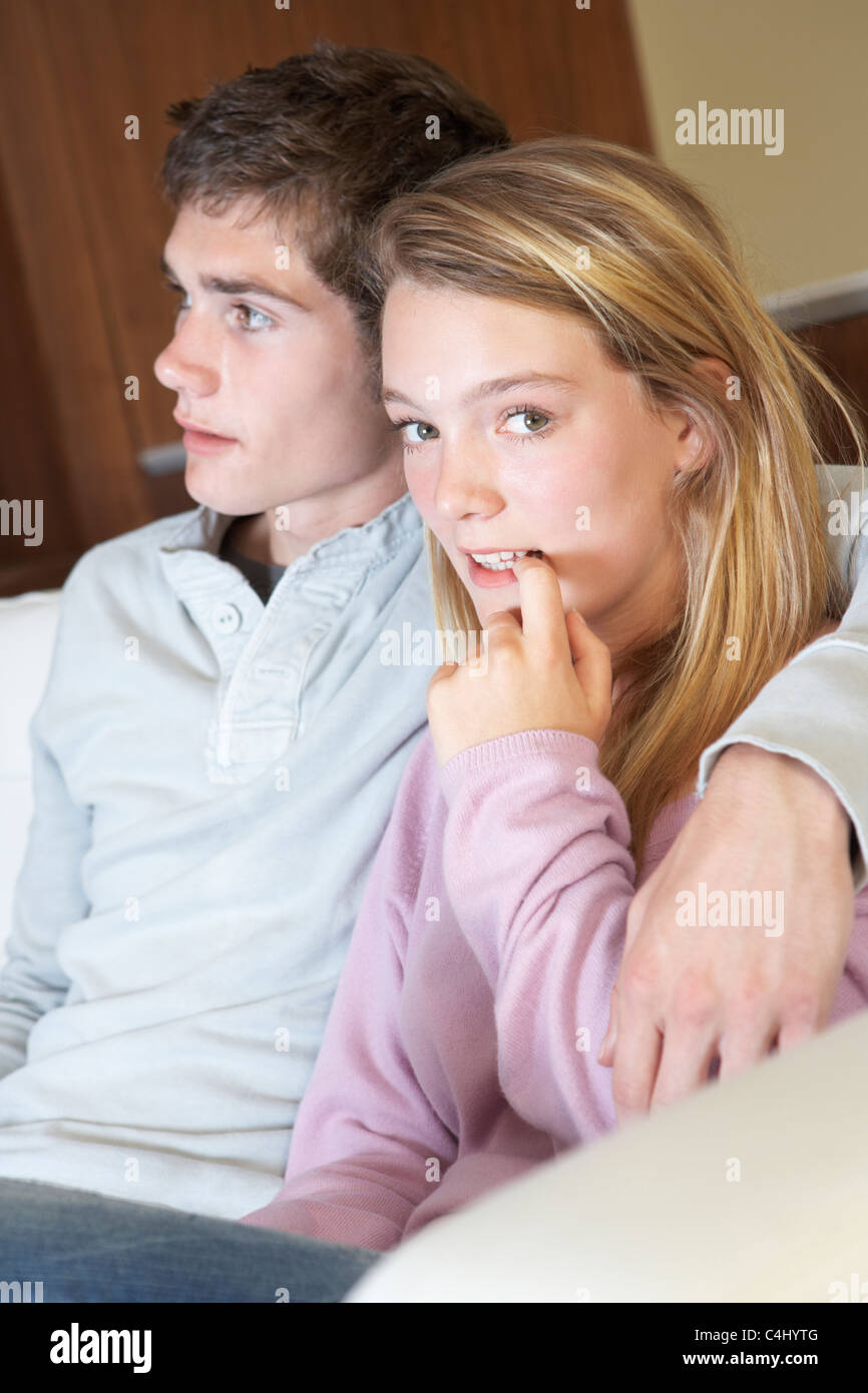 Nervös suchen Teenager-Mädchen sitzen auf dem Sofa zu Hause mit Boyfri Stockfoto