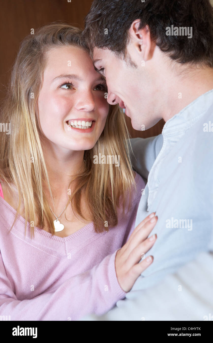 Romantischen Teenager-paar Zusammensitzen auf Sofa zu Hause Stockfoto