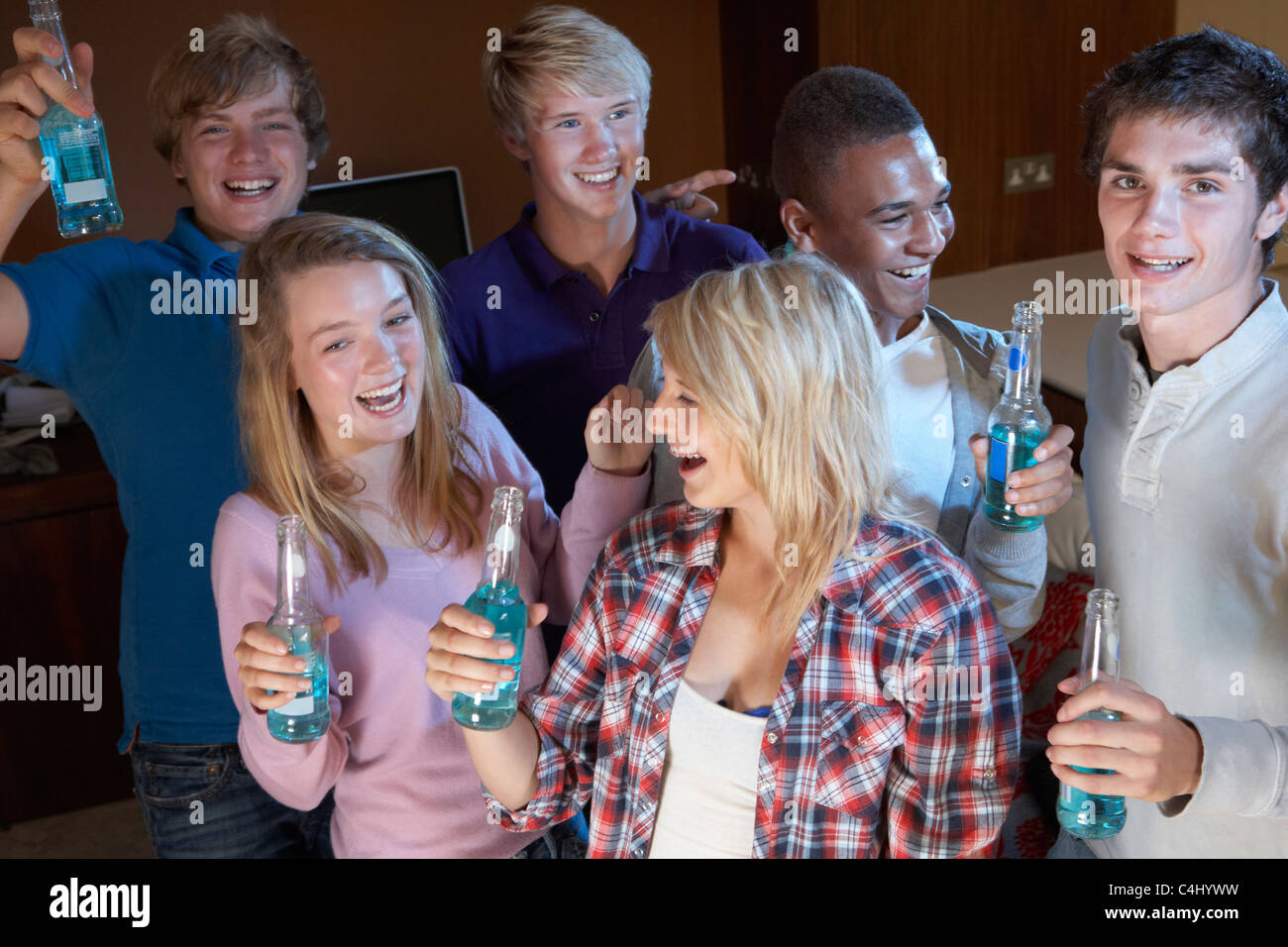 Gruppe von Jugendlichen Freunde tanzen und trinken Alkohol Stockfoto