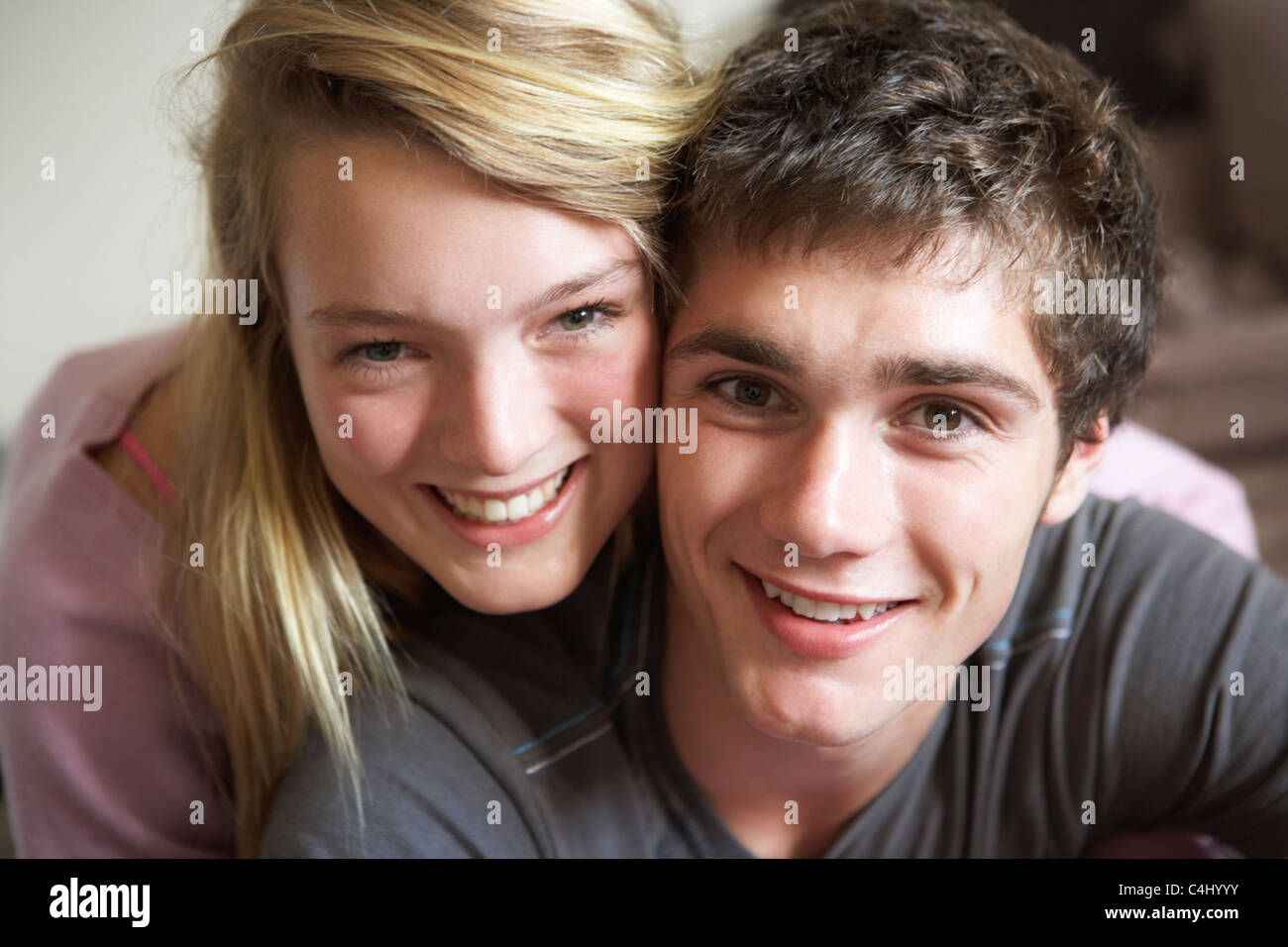 Romantischen Teenager-paar lächelnd in die Kamera Stockfoto