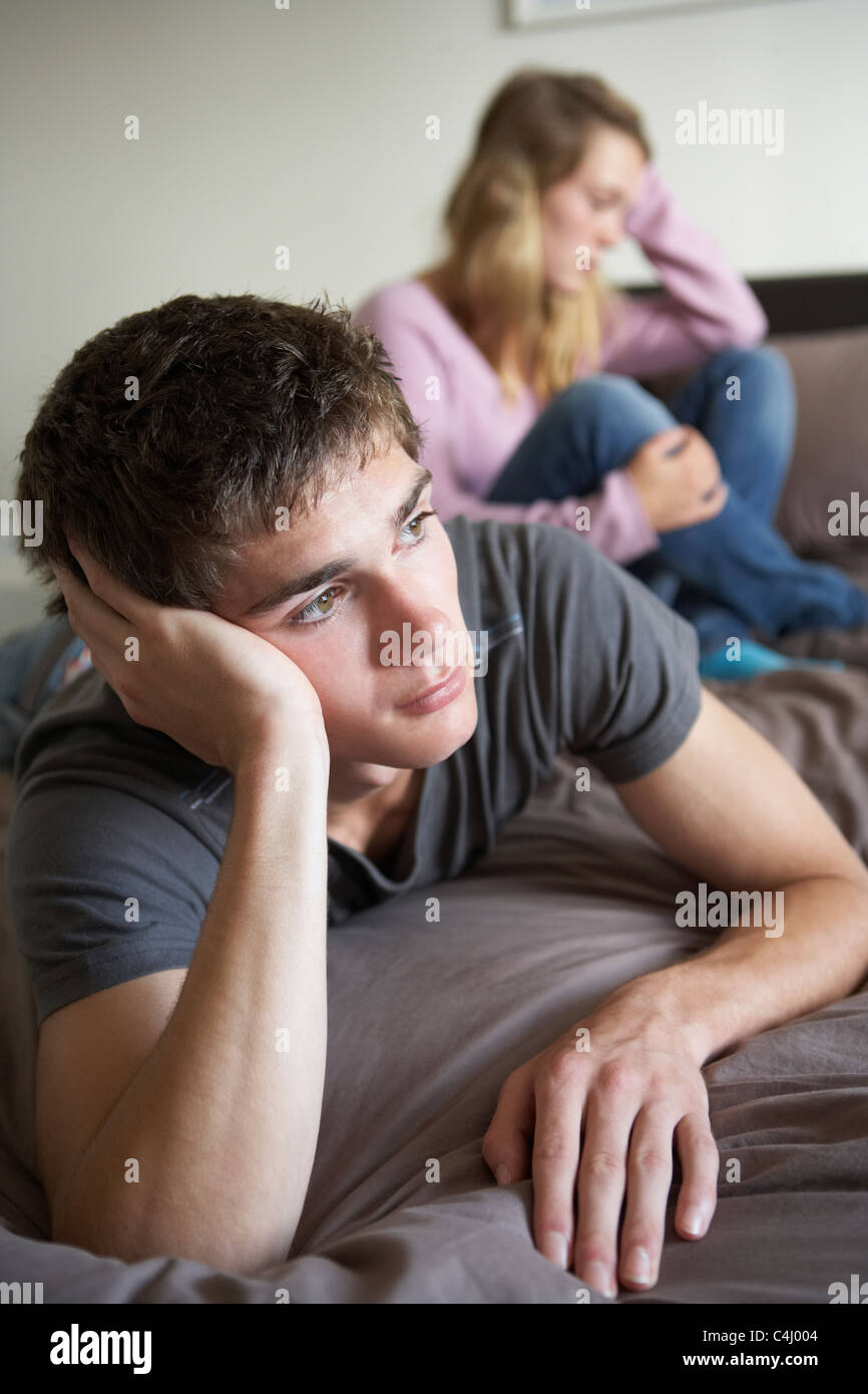 Teenager-Paar im Schlafzimmer nach Streit Stockfoto