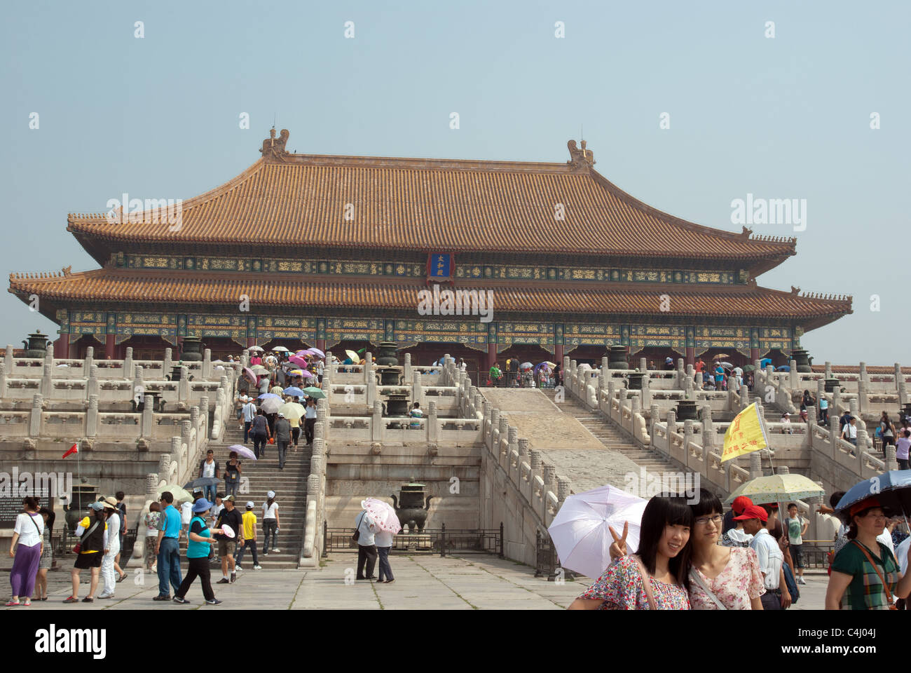 Touristen posieren vor verbotenen Palast, China Stockfoto