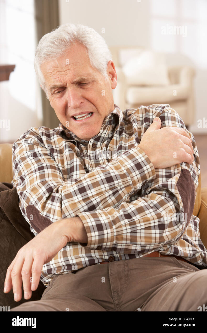 Ältere Menschen leiden Herzstillstand zu Hause Stockfoto