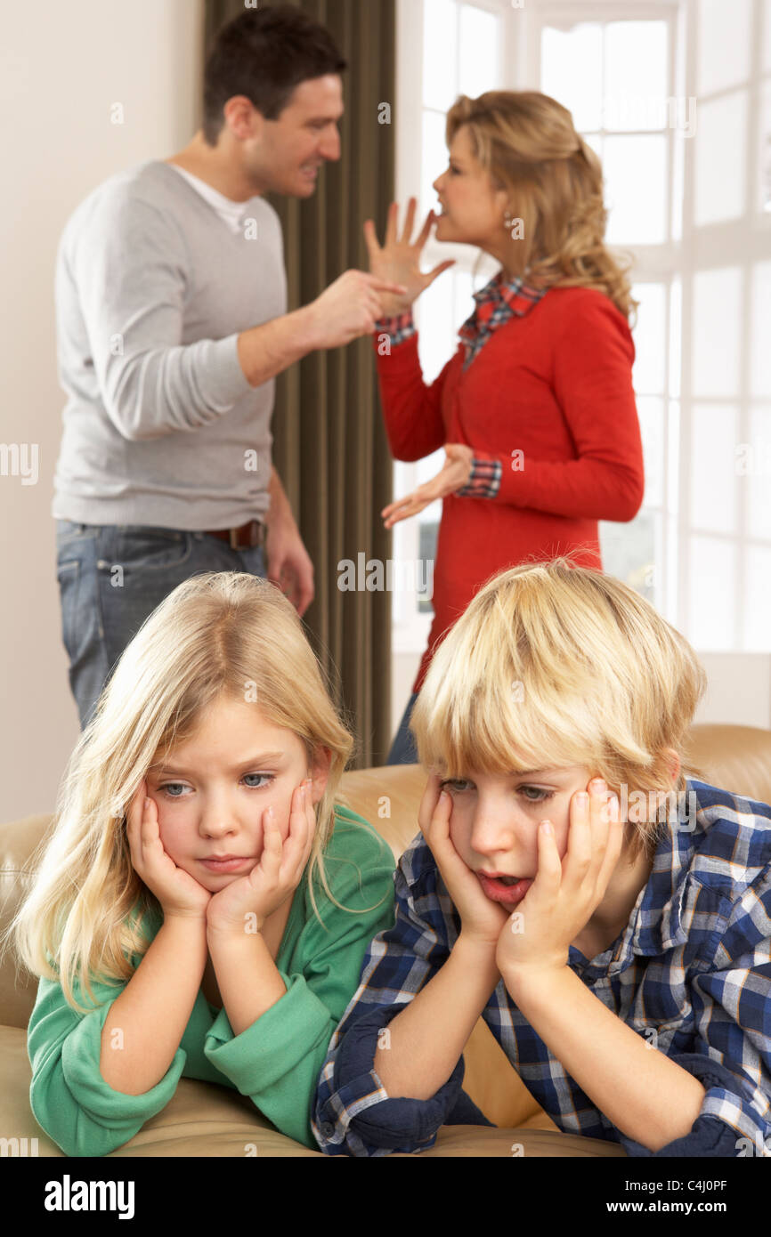 Eltern mit Argument zu Hause vor Kindern Stockfoto