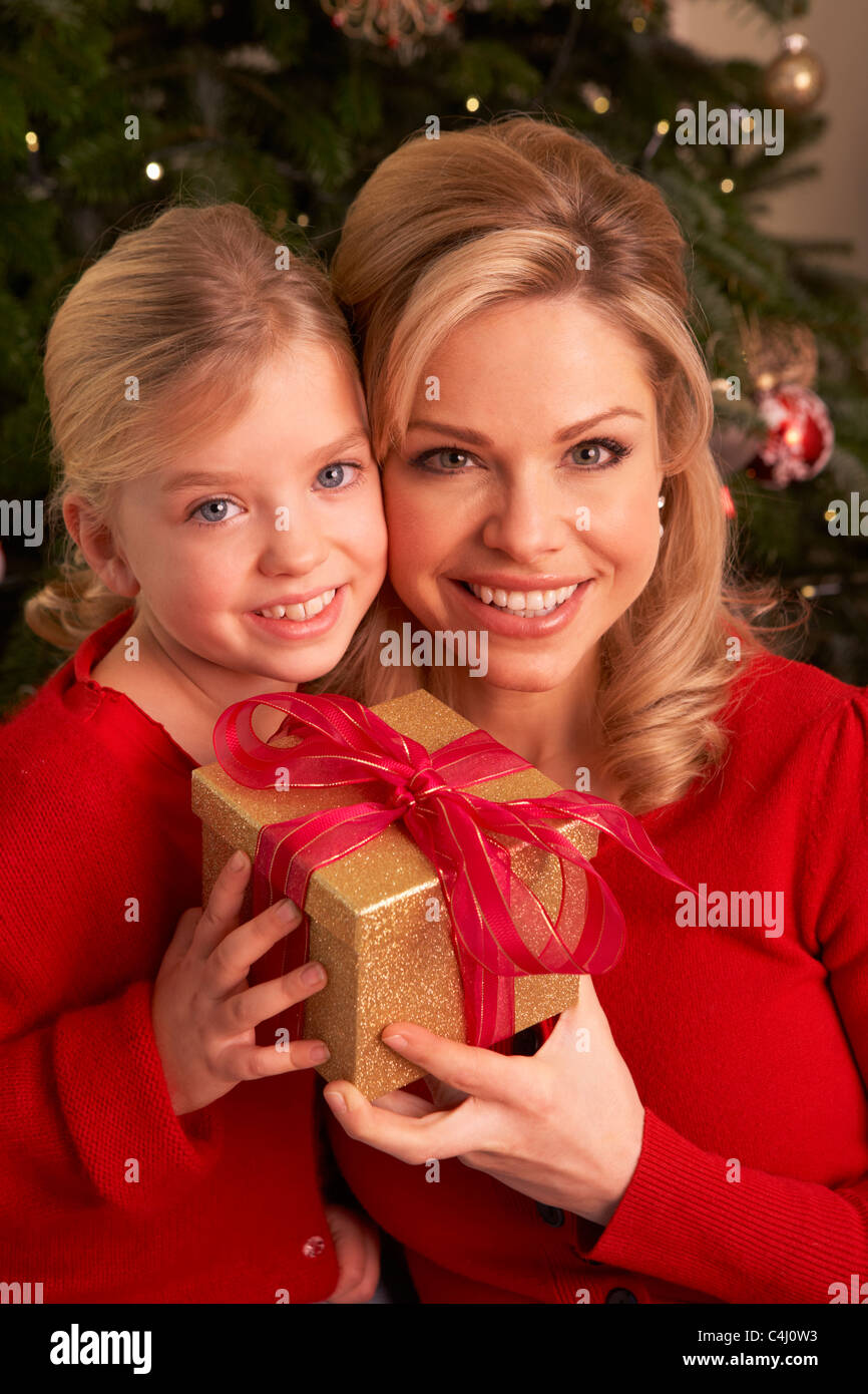 Tochter mit Mutter-Weihnachtsgeschenk Stockfoto