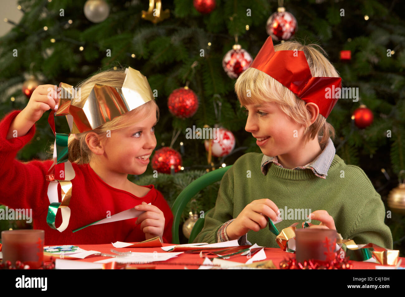 Kinder machen Weihnachtsdekorationen zusammen Stockfoto