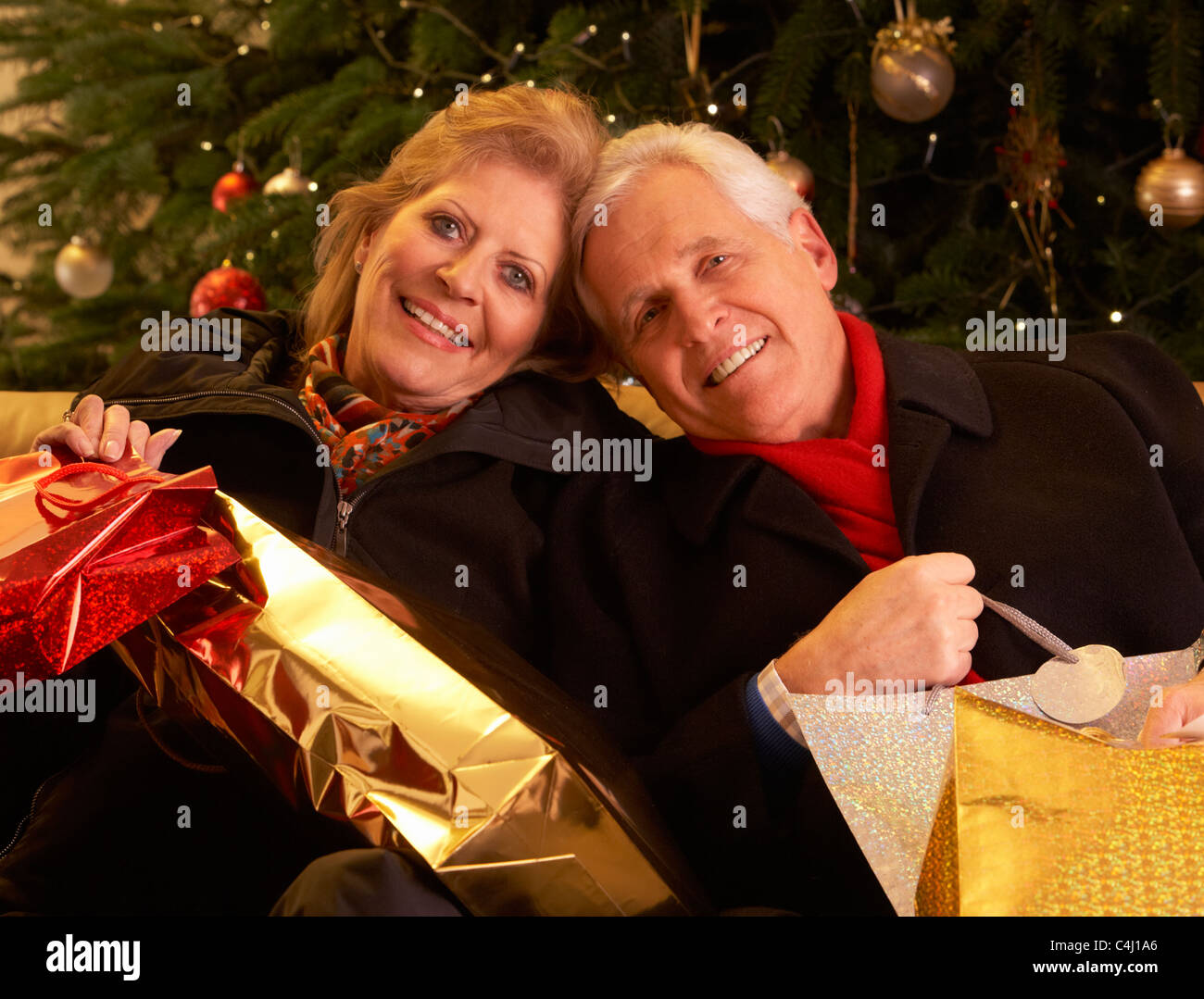 Älteres paar Rückkehr nach Weihnachten Shopping-Trip Stockfoto