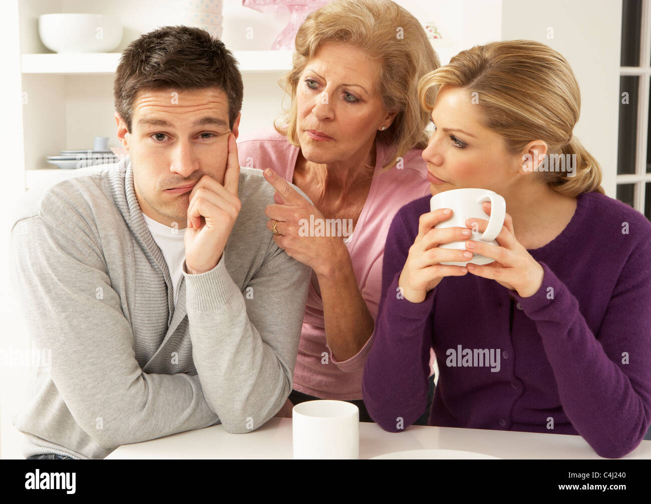 Senior-Mutter Ultraschall-mit paar mit Argument zu Hause Stockfoto