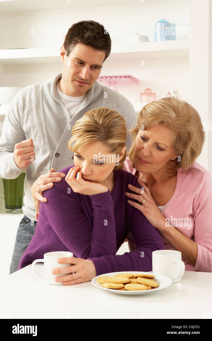 Senior-Mutter Ultraschall-mit paar mit Argument zu Hause Stockfoto
