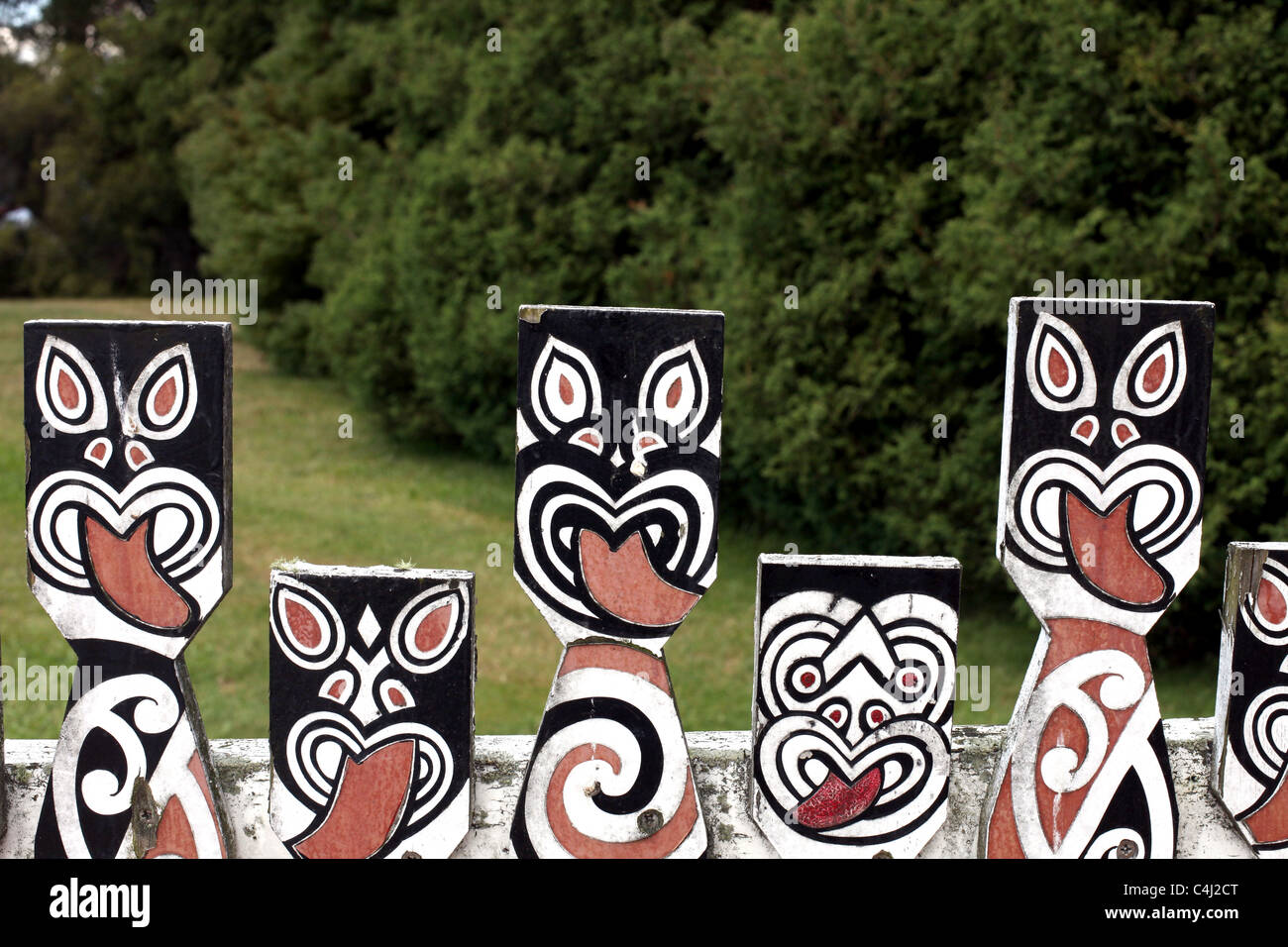 Maori-Schnitzereien in Rotorua, Nordinsel, Neuseeland Stockfoto
